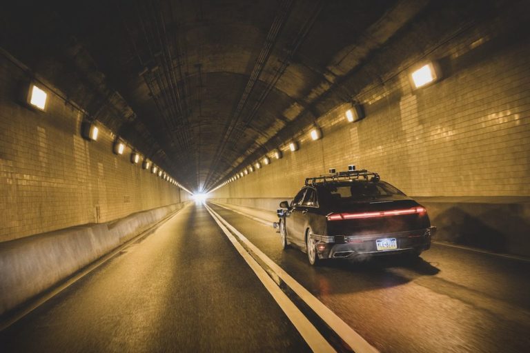 Automobile a guida autonoma di Aurora Innovation in una galleria
