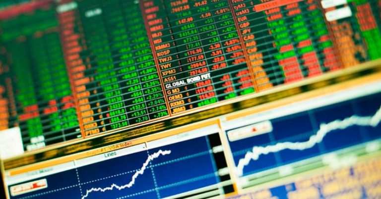 Schermi con quotazioni e grafici dei mercati finanziari