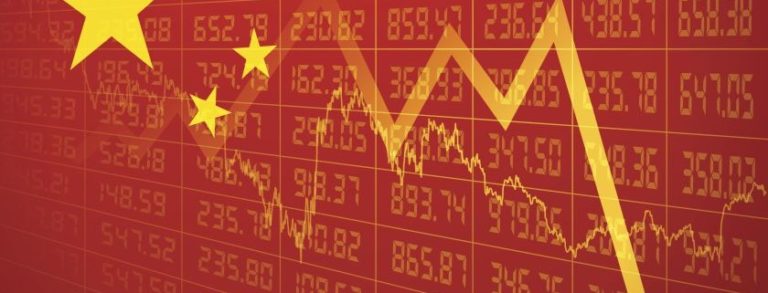 Grafici di Borsa sovrapposti alla bandiera cinese