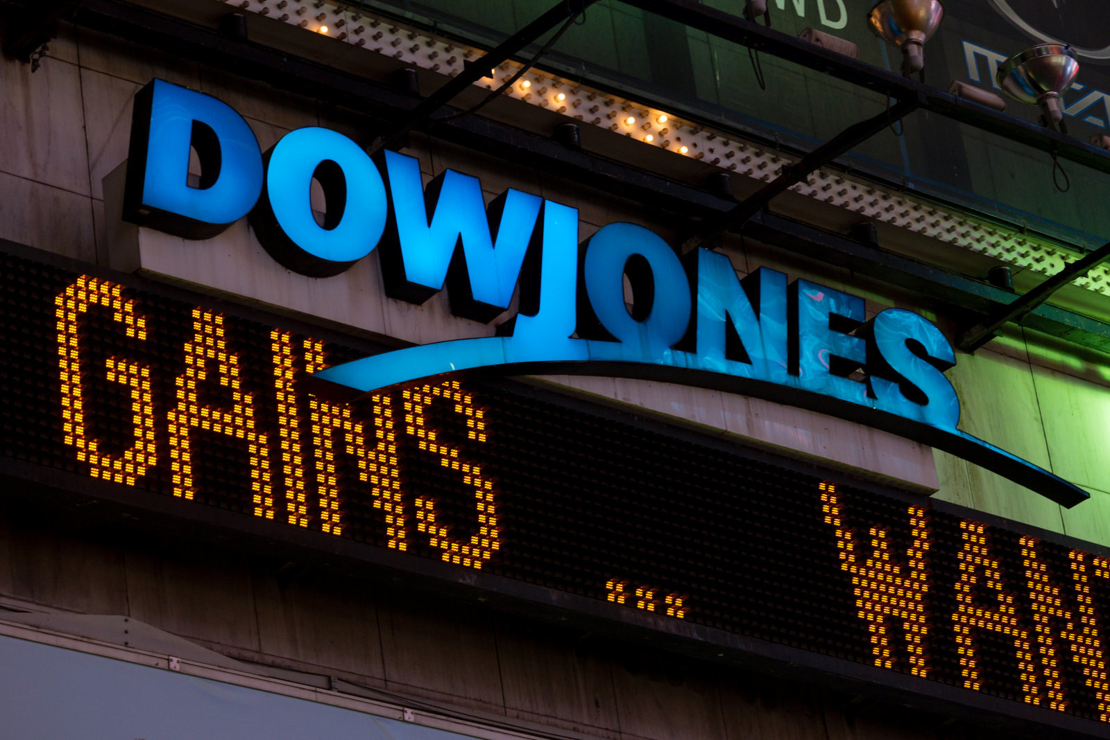 Dow Jones scende ma i traders credono nel progetto