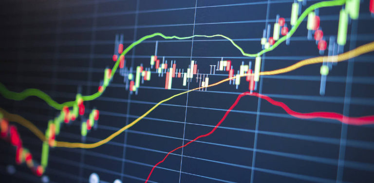 Investitore davanti a grafici del mercato azionario