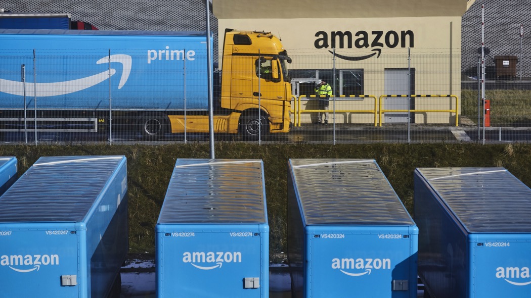 Amazon lancia i camion di grossa taglia per le consegne, come UPS e FedEx