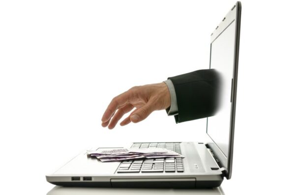 Trading online, la Polizia di Roma blocca 7 piattaforme illegali