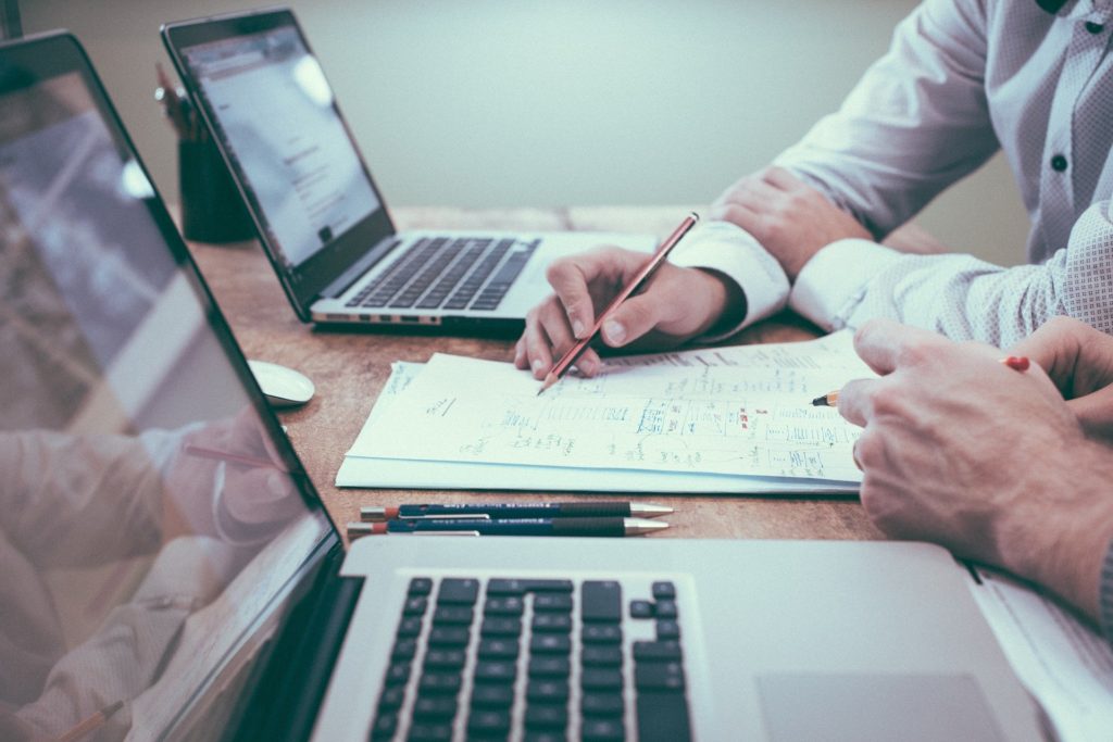Investire in azioni nel settore delle comunicazioni: la guida