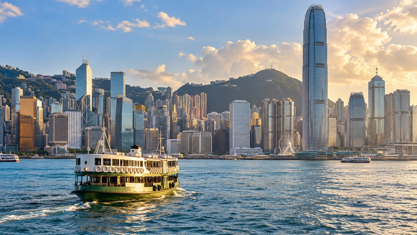 Panorama del distretto finanziario di Hong Kong e Victoria Harbour con un traghetto